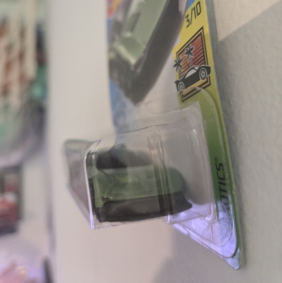 Aston Martin Vulcan Hot Wheels Exotics Series 3/10 Metallic Green - Picture 2 of 6